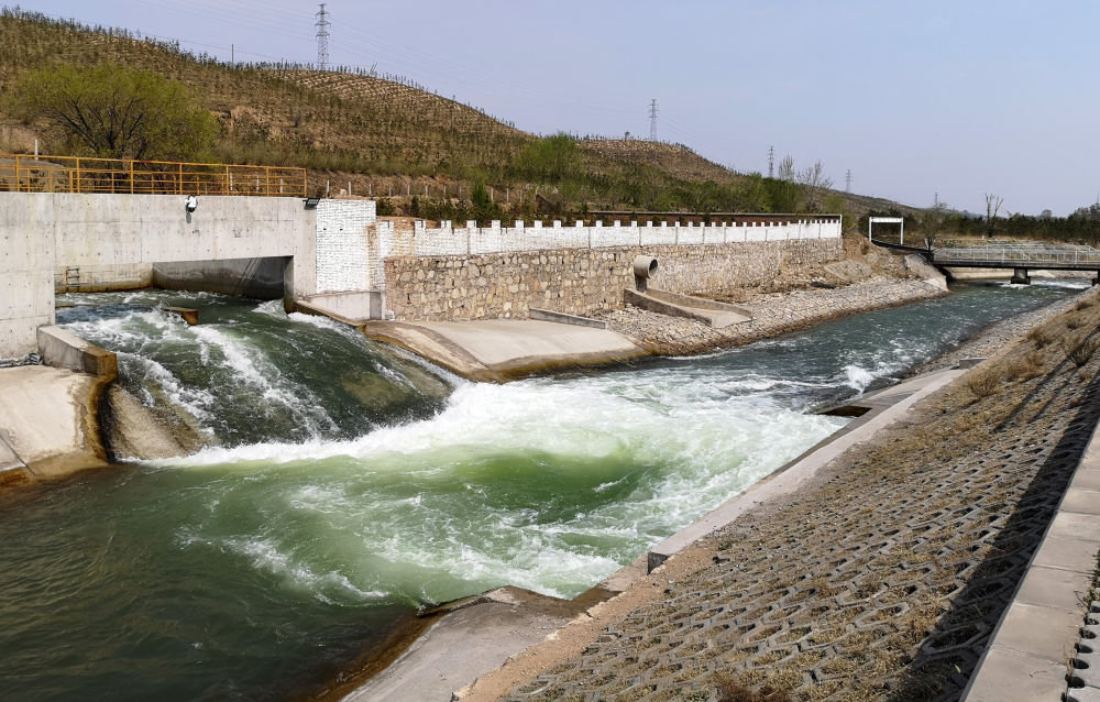 在山西省朔州市平鲁区的万家寨引黄工程北干线1号隧洞口，引黄水奔流而出，注入七里河。（王飞航 摄）