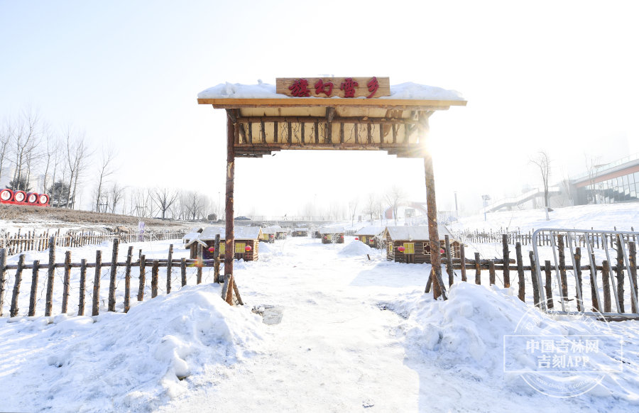 在阳光的照耀下,迷你“雪乡”熠熠生辉。