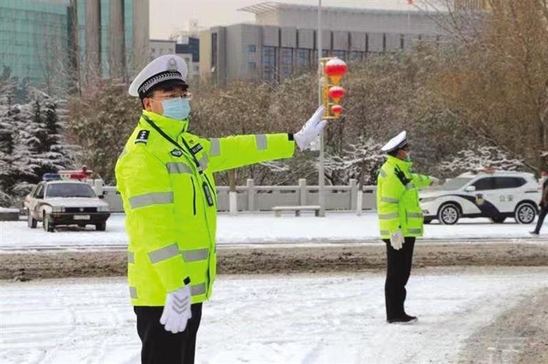 城关交警大队交警疏导交通 兰州日报社全媒体记者 苏晓 摄