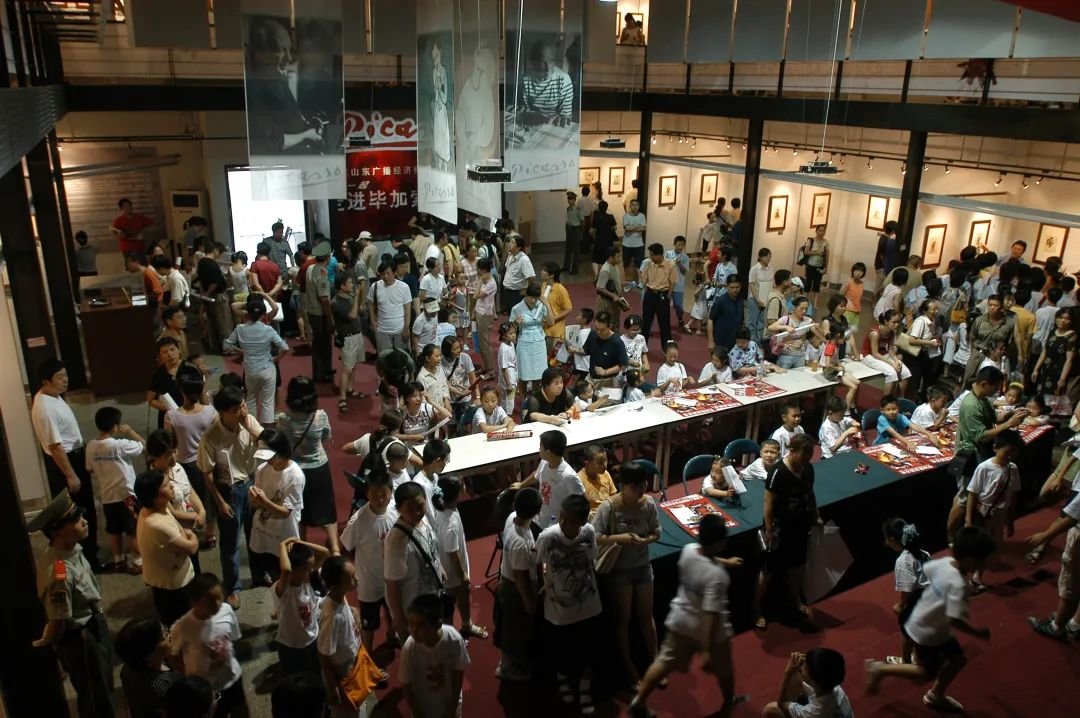 2005年6月，《毕加索版画展》在济南东方现代艺术馆开幕，同时还举办了“毕加索绘画讲座”、“大师画我也画”等一系列活动。