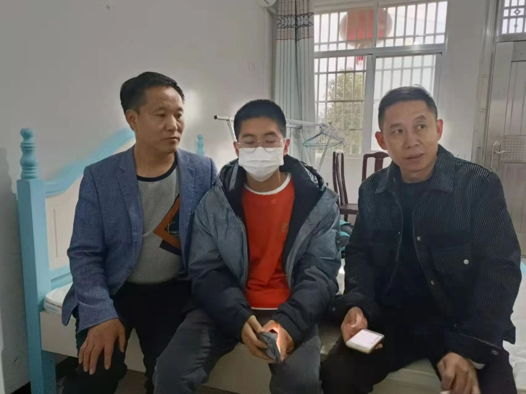 杜小华（左一）和孙海洋、孙卓父子