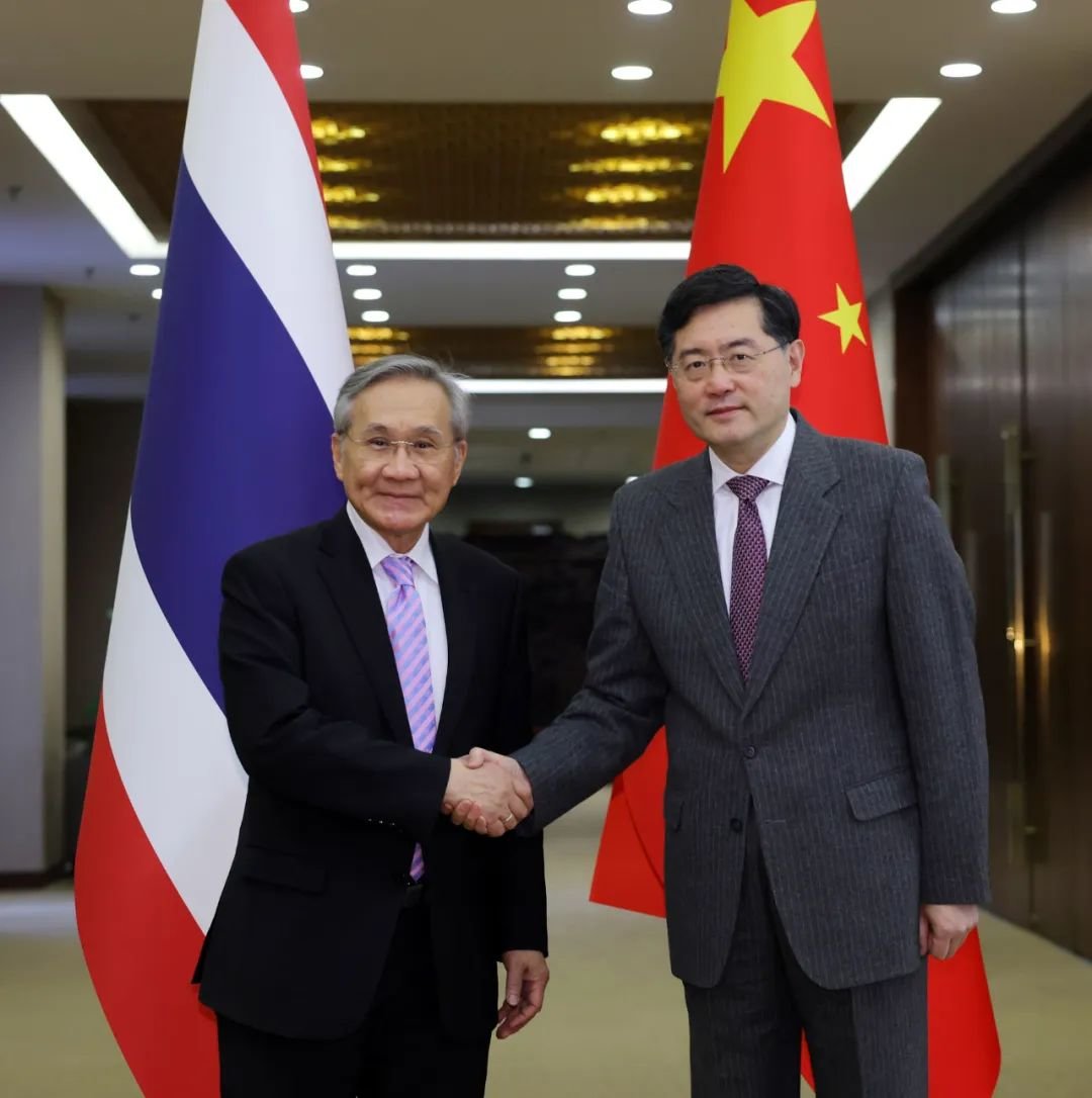 秦刚同泰国副总理兼外长敦举行会谈_凤凰网