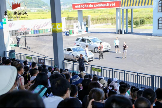 美人斜倚窗， 怎能不令人赏心悦目呢?