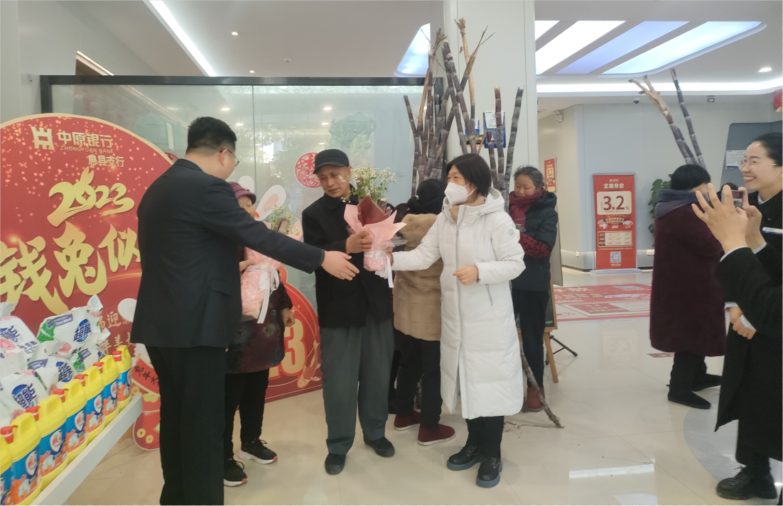 息县:倾情爱心助农和温暖客户“组合拳”