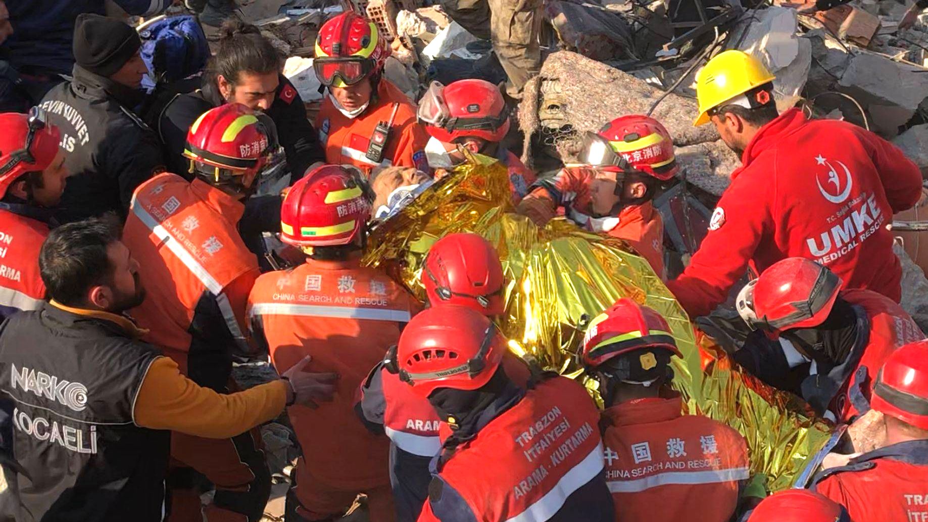 中国救援队救出土耳其地震中被困超150小时男子