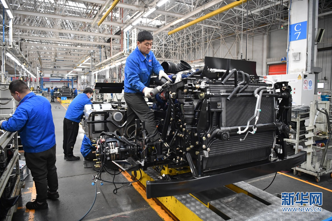 2月2日,工人在陕汽控股集团重卡总装车间装配零件.新华社记者 邵瑞 摄