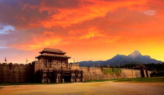 美人斜倚窗， 怎能不令人赏心悦目呢?