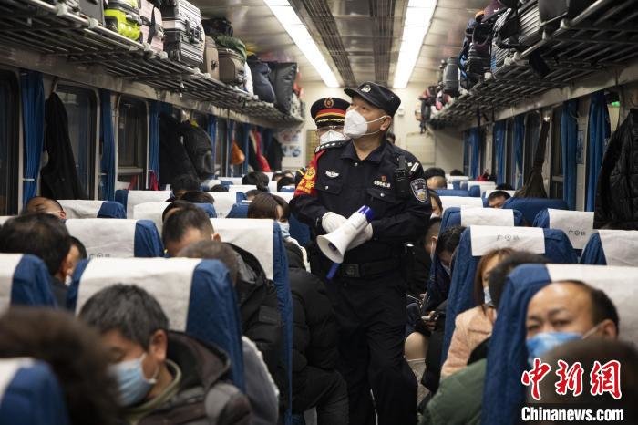 广州铁路公安处乘警在列车上巡逻宣传 广州铁路公安处 供图