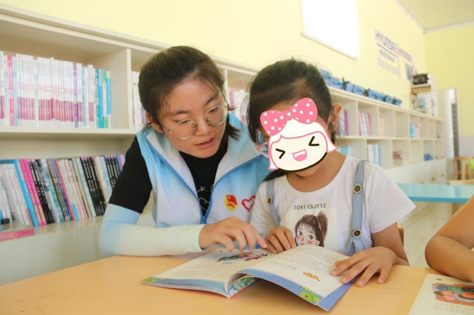 青年志愿者陪伴孩子阅读