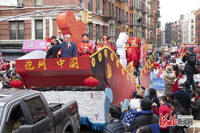 纽约新春爱心大游行文化节上，“文武沧州，运河古城”主题花车引人注目。沧州市文化广电和旅游局供图