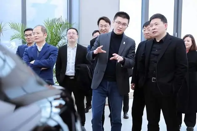 余承东(右一)谭本宏(右二) 图源:网络