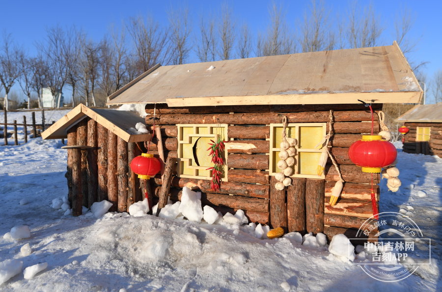 悬挂的红灯笼、辣椒、玉米、大蒜营造出浓浓的烟火气息。