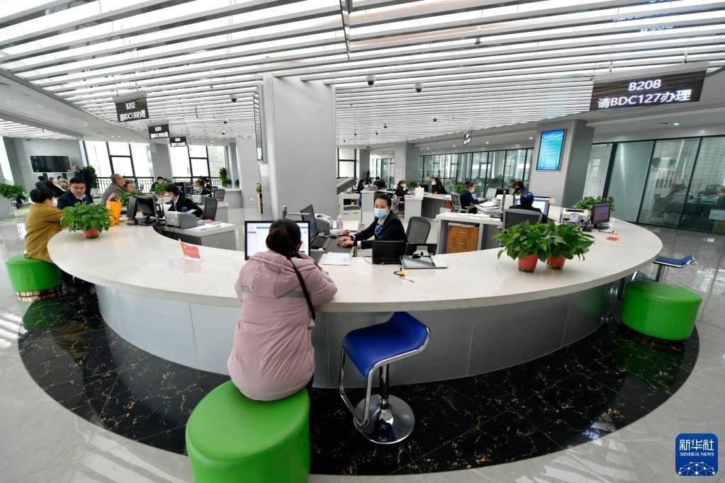 2月17日，市民在武威市政府政务服务中心办理业务。新华社记者 范培珅 摄