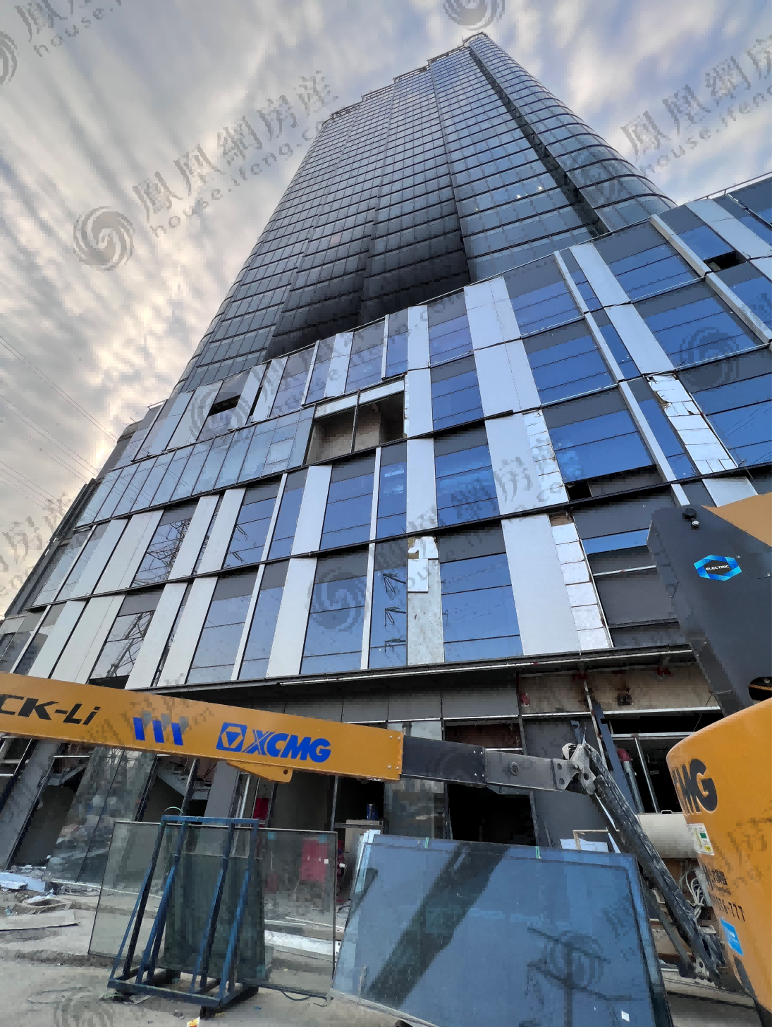 实探中海真如境起火工地:玻璃幕墙被熏黑 目前已恢复施工__凤凰网