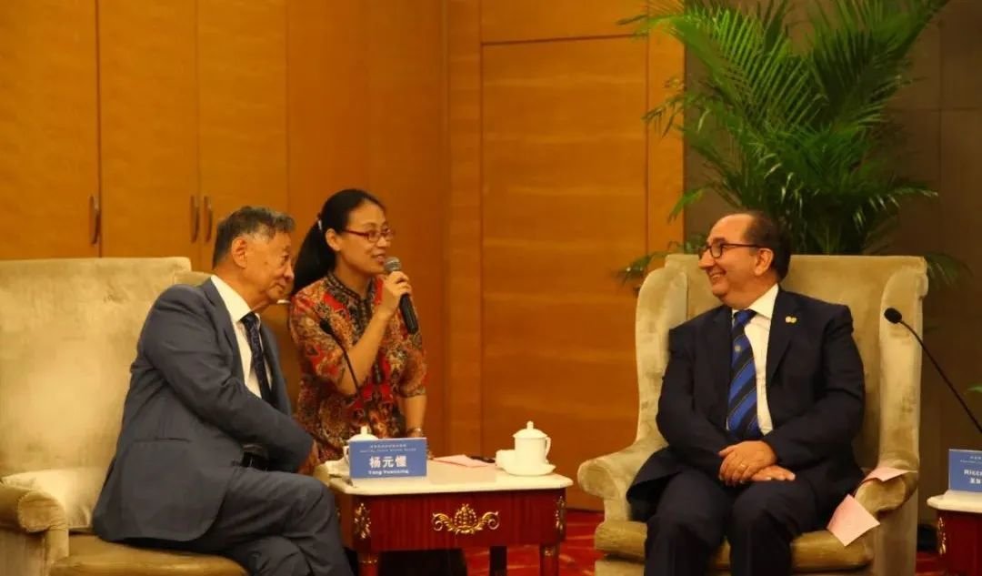 第五届世界摄影大会组委会主席、中国艺术摄影学会主席杨元惺会见国际摄影艺术联合会（FIAP）主席里卡尔多&middot;布西。