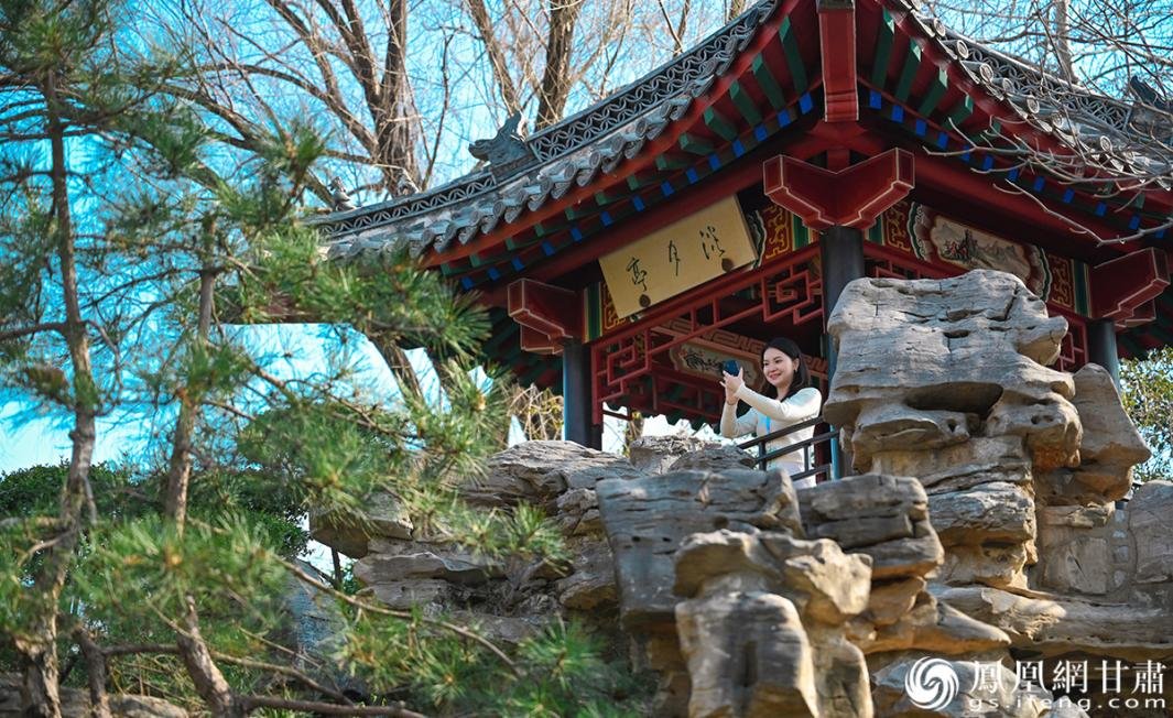 甘肃与会人员打卡济南趵突泉景区，考察学习当地文旅发展经验。杨艺锴 摄