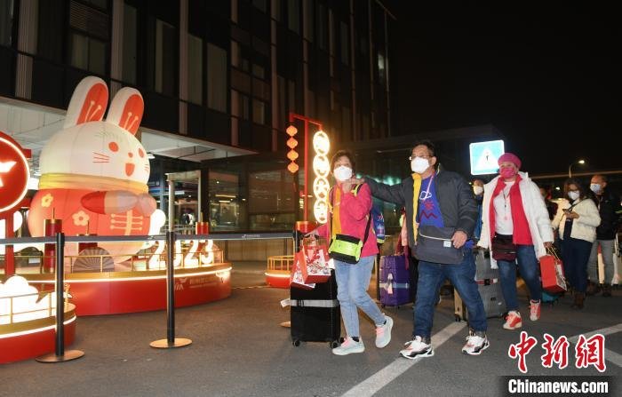 香港旅行团前往停车场准备坐车前往住宿酒店 王刚 摄