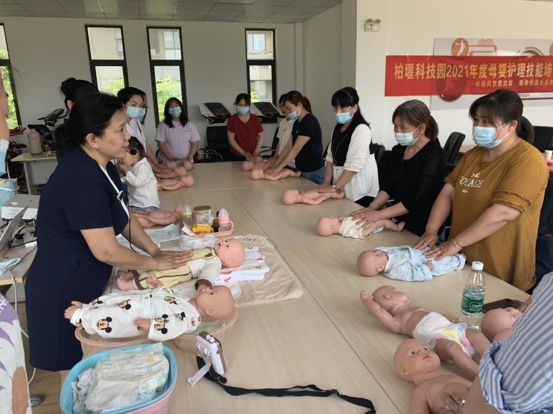 合肥高新区柏堰科技园锦绣怡园社区妇联组织月嫂培训,让社区居民能够在“家门口”就业。(资料图)