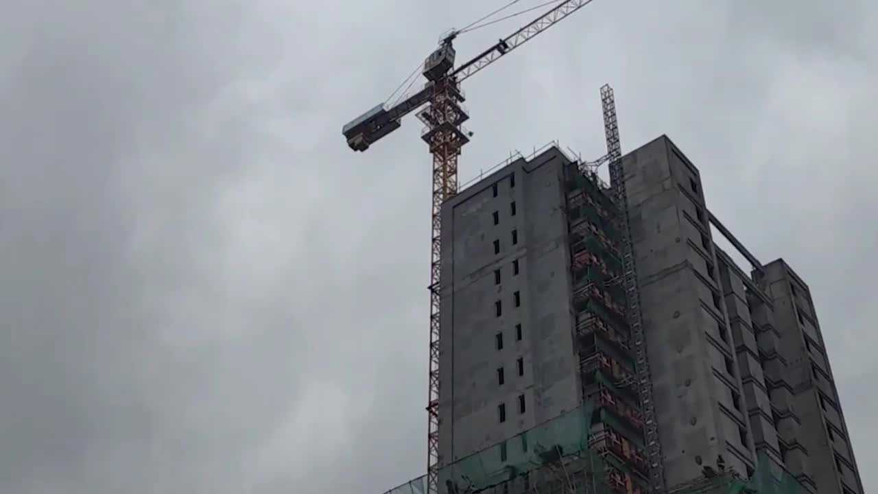 塔吊工人晕倒在80米高空，医护协同消防爬塔紧急救援