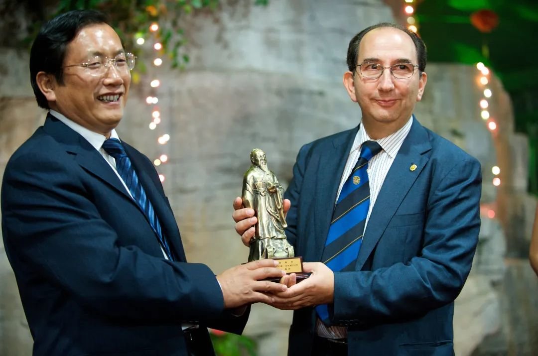 2008年时任滕州市委书记王忠林向国际摄影艺术联合会（FIAP）主席里卡尔多&middot;布西颁授墨子像并授予里卡尔多&middot;布西滕州荣誉市民。