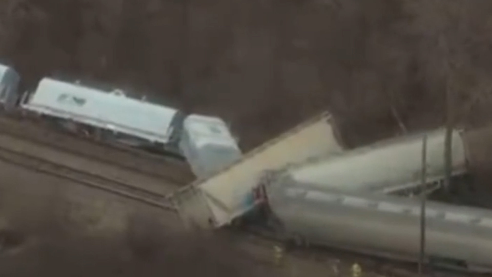 美国加州一载客列车与卡车相撞后脱轨