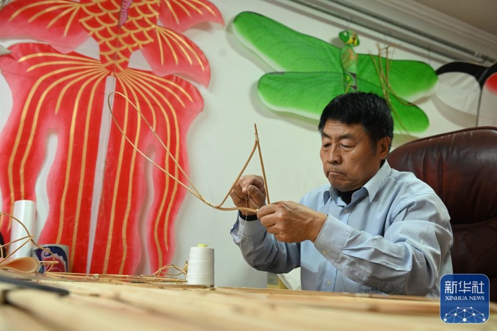 2月17日，王彦州在家中制作风筝。