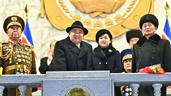 韩国：金正恩携女儿亮相军事活动 旨在凝聚军心民心