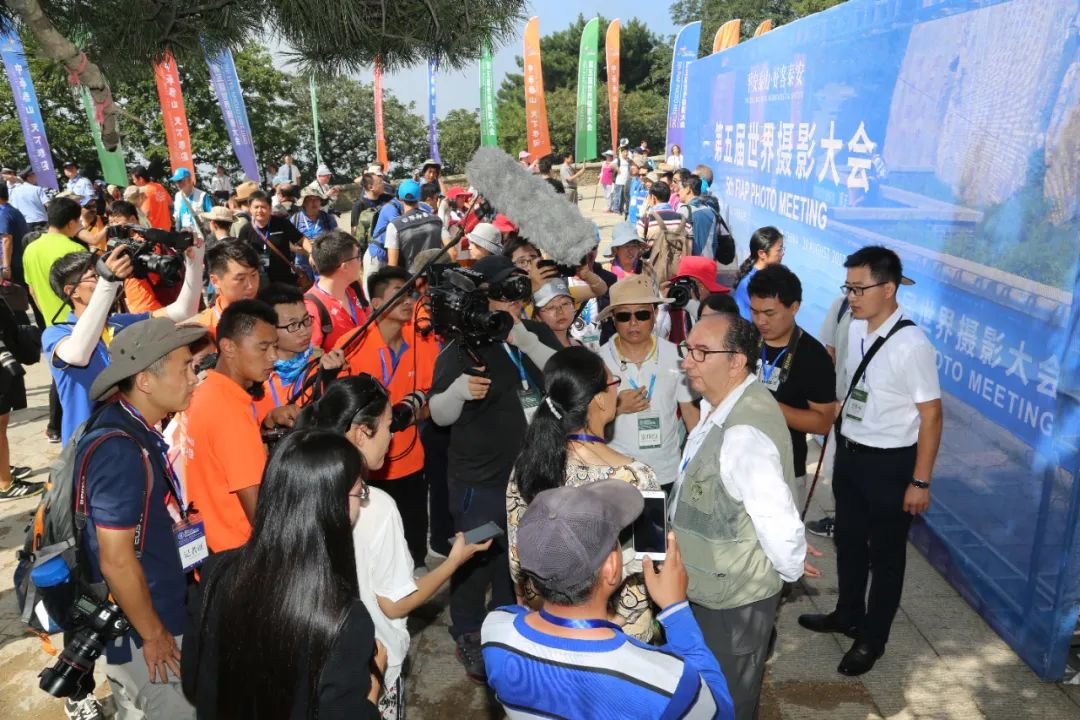 国际摄影艺术联合会（FIAP）主席里卡尔多&middot;布西在泰山上接受媒体采访