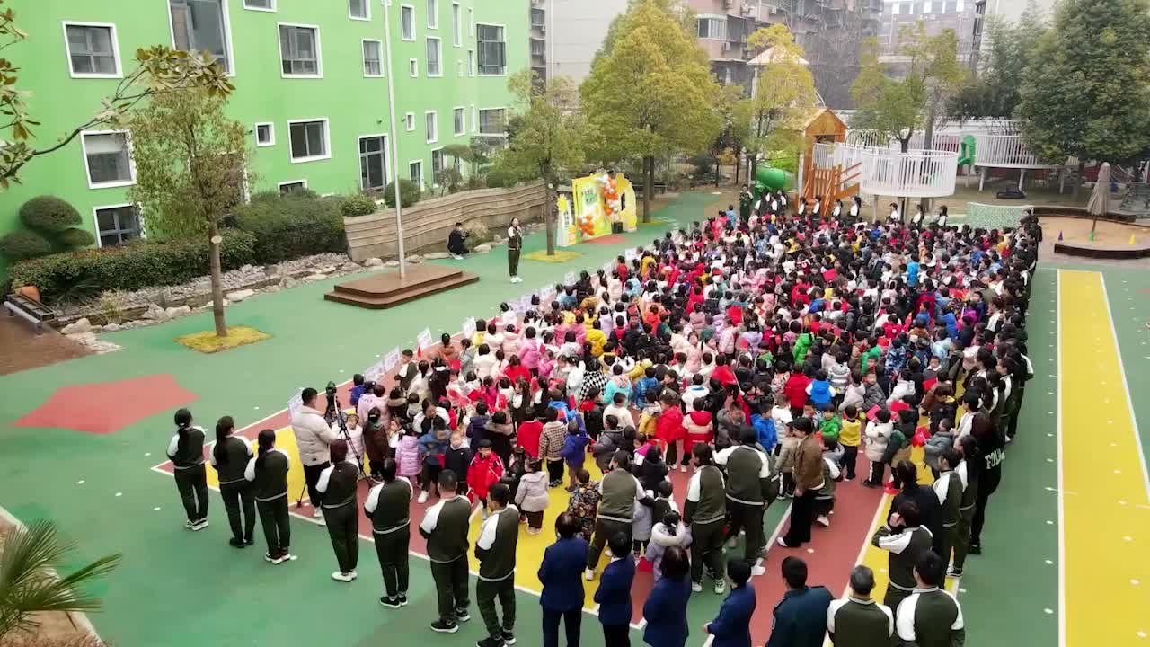 开学第一课，幼儿园邀请武警官兵举行升国旗仪式