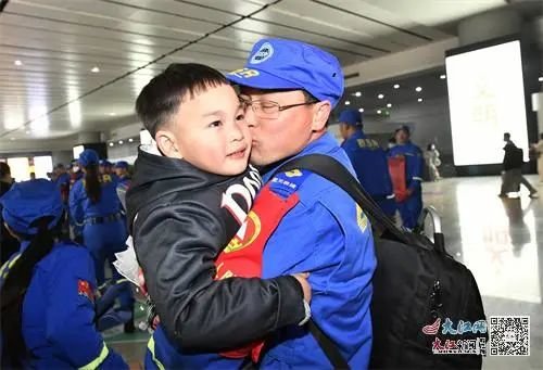 队员刘凯敏亲吻儿子 记者王祺 摄