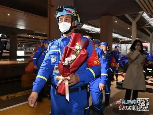 互相拥抱、献上鲜花 记者王祺摄
