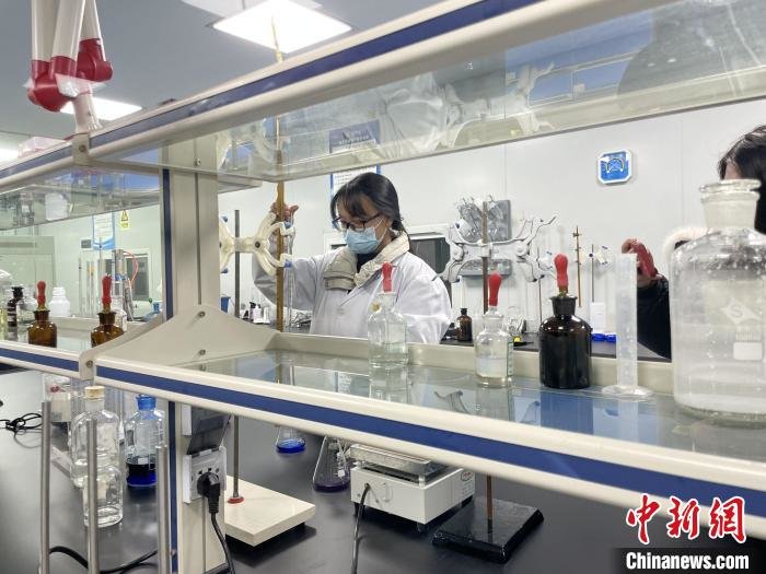 图为研发人员对新鲜柠檬进行研究提炼。 王婷婷 摄