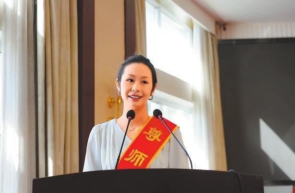 马晓丽在积石山县庆祝第38个教师节表彰会上作交流发言（资料图）