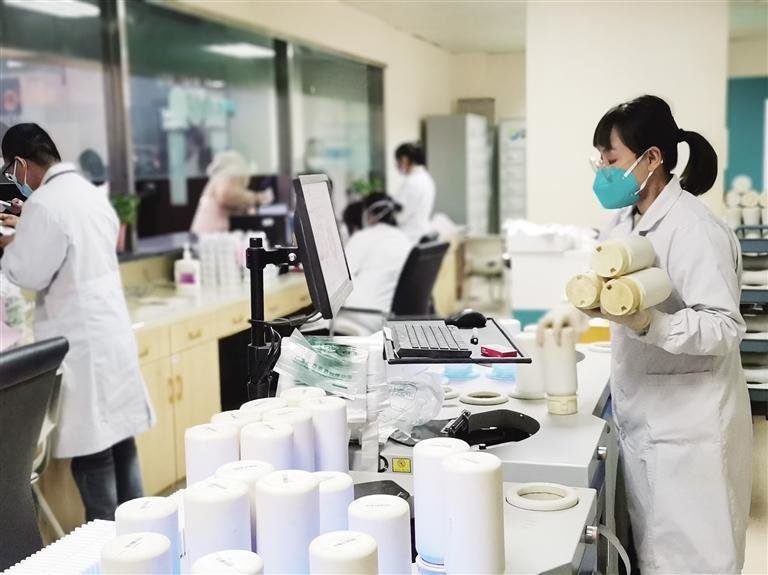 医务人员在药房工作