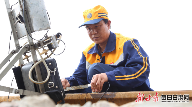 b超仪器什么牌子好2000公里铁路线上的＂钢轨神探＂，探伤做＂B超＂有一套_https://www.jmylbn.com_新闻资讯_第2张