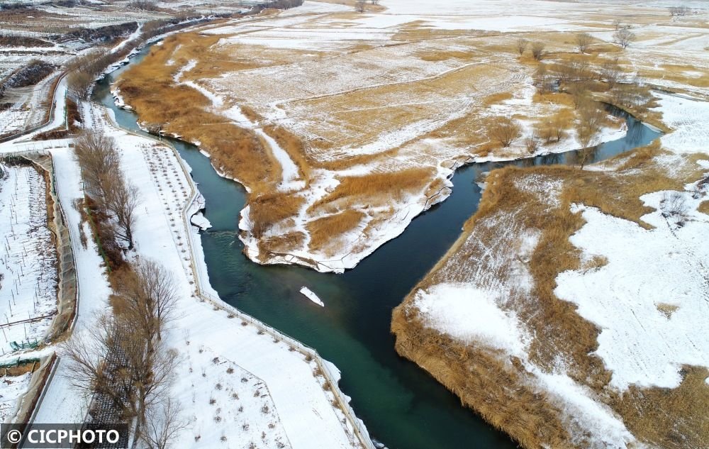 ↑2023年2月14日,桑干河(左侧)与洋河(右侧)交汇于河北省张家口市怀来县桑园镇夹河村的永定河。近日,永定河2023年春季生态补水全面启动。(无人机照片)CICPHOTO/孙慧军 摄