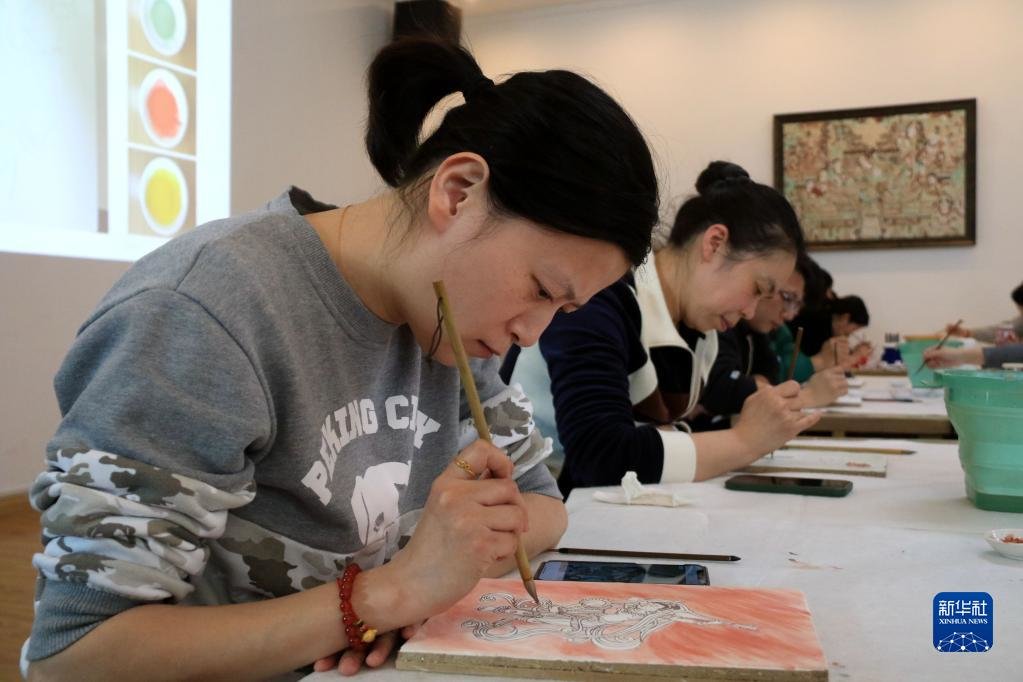 2月23日，学员在敦煌研究院莫高学堂学习临摹敦煌壁画。新华社发（张晓亮 摄）