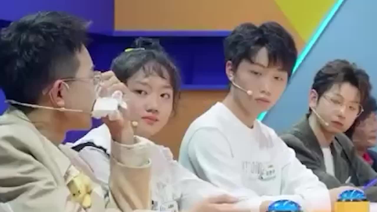 钟美美回应节目中哭诉遭父亲家暴：听到敲门还是会敏感