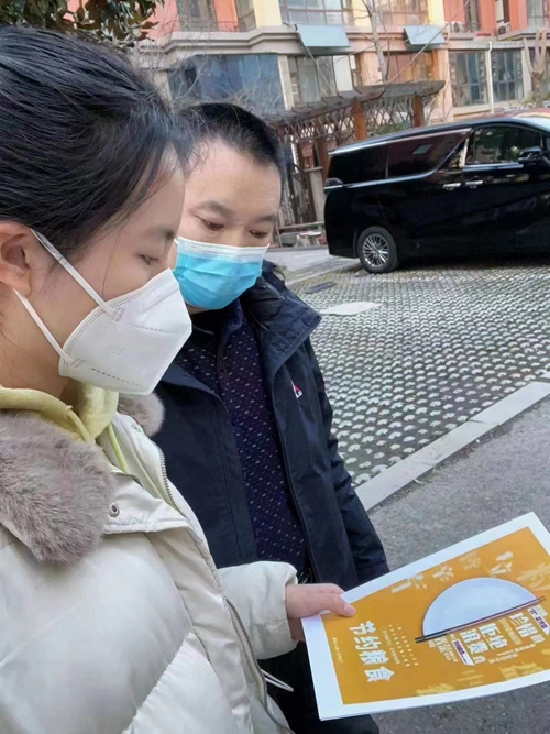 学生在社区宣传节粮爱粮知识