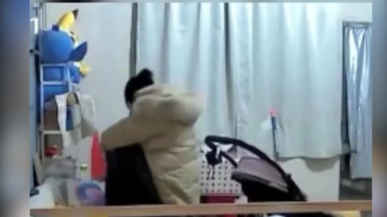 丈夫深夜崩溃痛哭妻子拥抱暖心安慰