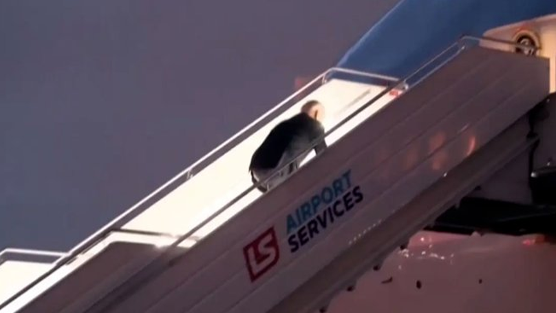 美国总统拜登12日晚到访芬兰！半天下不了飞机_凤凰网视频_凤凰网