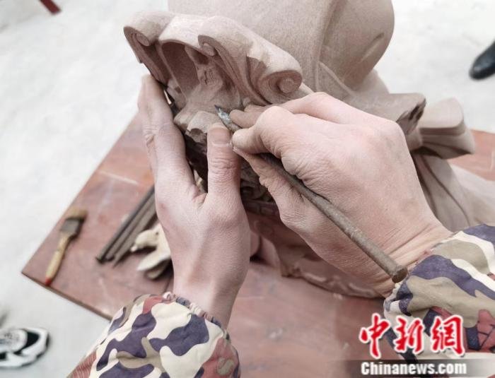 大足石刻工匠正在雕刻 刘欢 摄