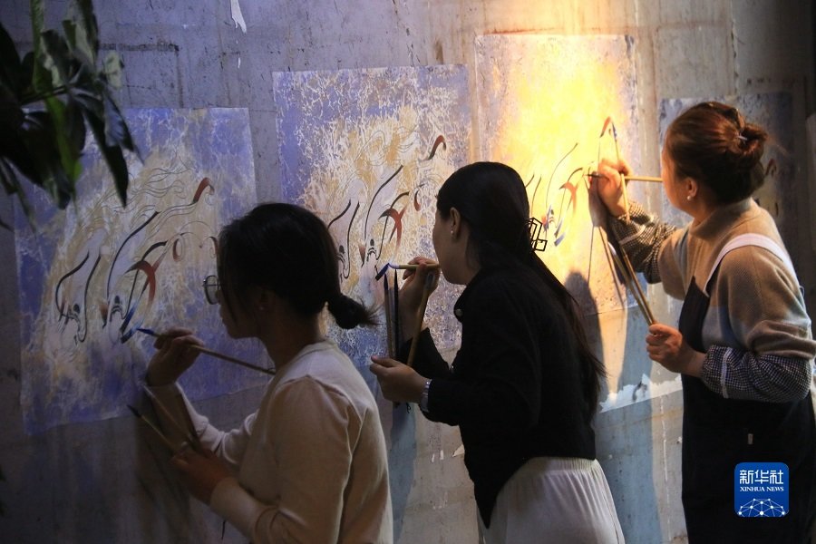 2月22日，在敦煌小镇鸣沙书院，学员学习敦煌壁画临摹技艺。新华社发（张晓亮 摄）