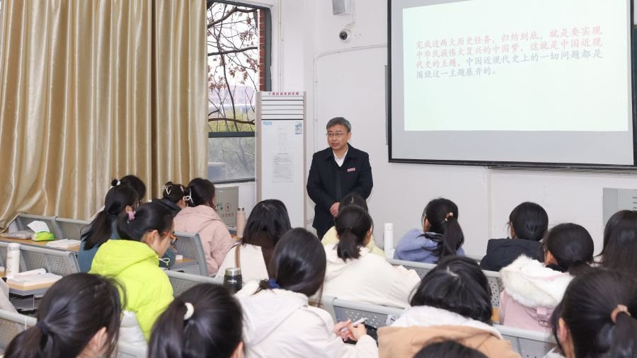 学校党委书记黄加文走上讲台与学生互动