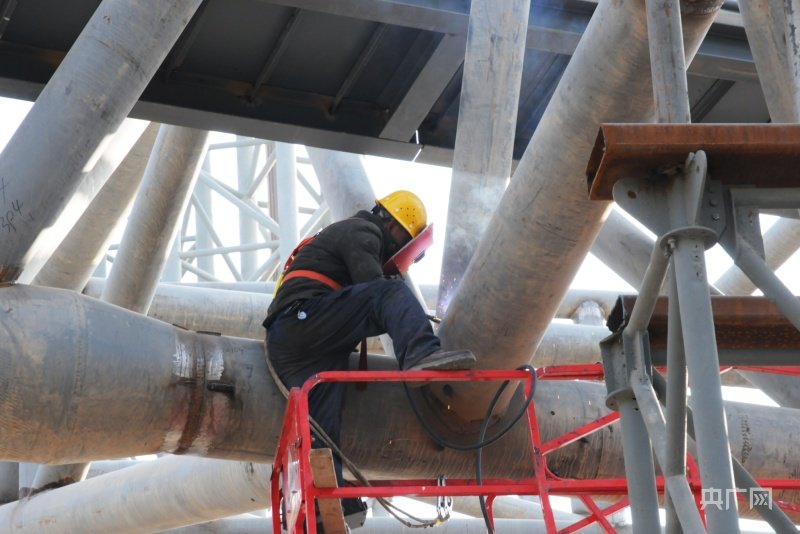 兰州中川国际机场三期扩建工程施工现场（央广网记者 李红军 摄）