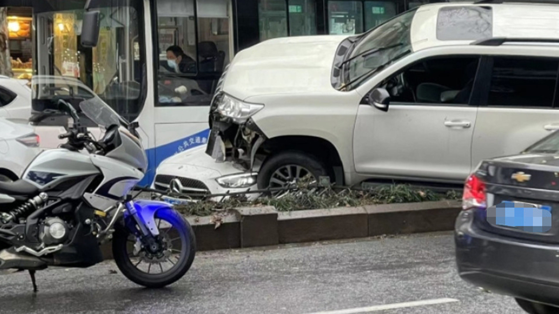 交警通报“杭州早高峰奇葩车祸”：无人员受伤，驾驶员排除酒驾毒驾嫌疑