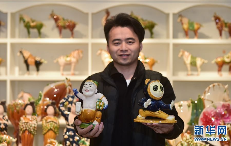 2月19日，河南省洛阳市孟津区朝阳镇南石山村的张家彩窑展示车间，张毅鹏在展示自己制作的唐三彩特色文创作品。