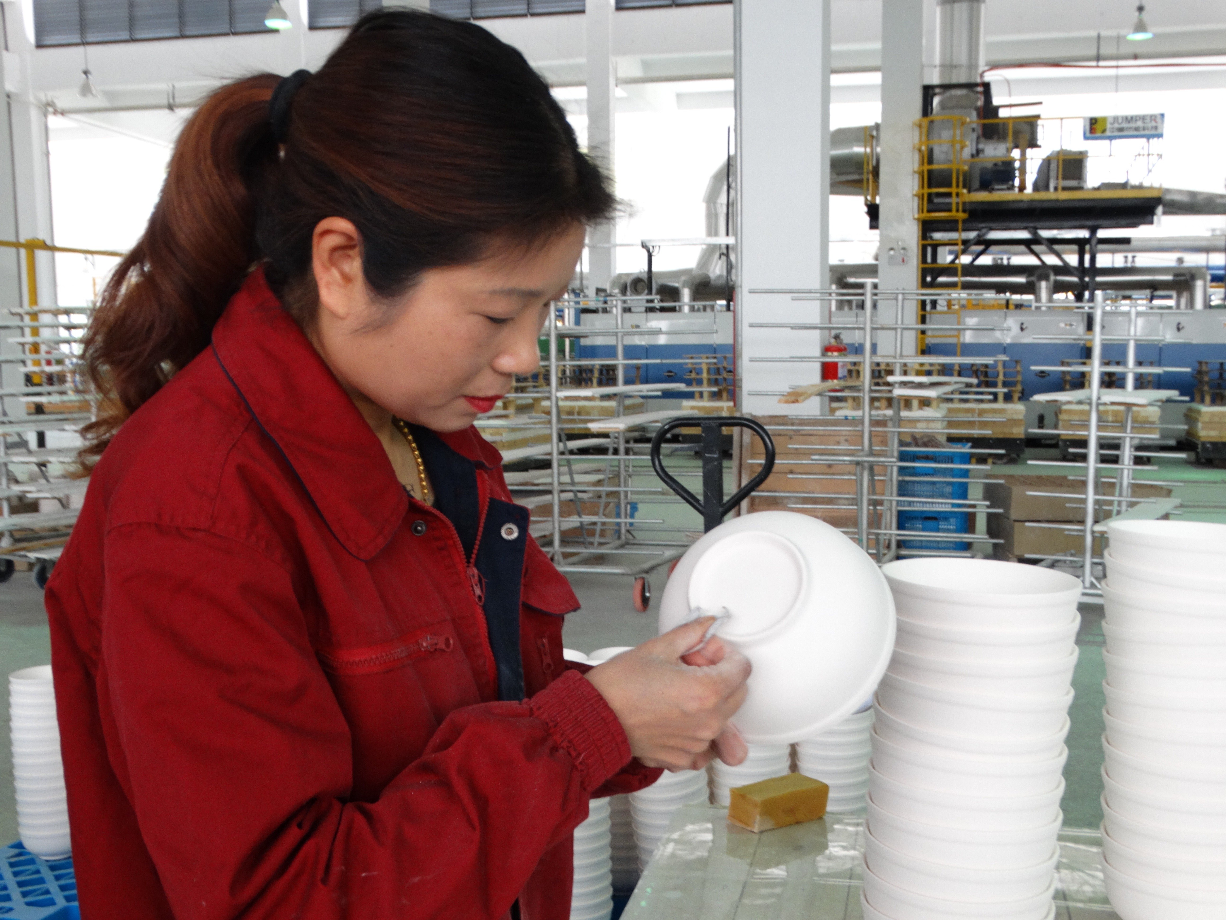 图为现代化联合生产厂房——景陶集团红叶公司一厂(素检工序)