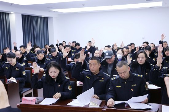 举手表决通过大会选举办法(草案);总监票人监票人、计票人人选;通过第一届党委委员、纪委委员候选人建议名单,确定候选人名单