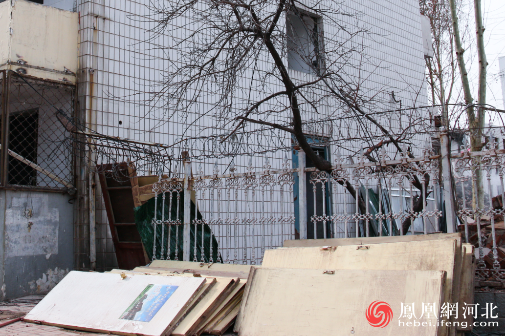 被拆除的宿舍门，堆放在学校的围栏后。 李卓然/摄